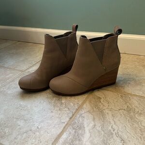 TOMS Kelsey Bootie Taupe Grey size 6. Near perfect!